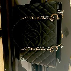 BEAUTIFUL AUTHENTIC CHANEL Quilted CC Tote Bag Caviar Leather. GREAT CONDITION!